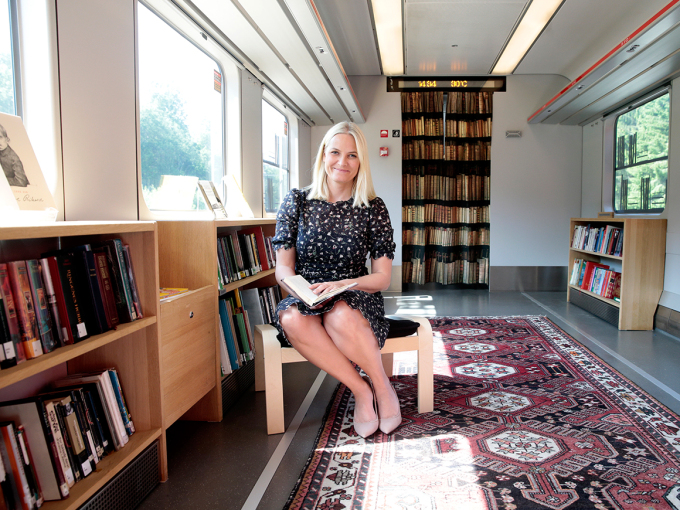 The Crown Princess in the library carriage of the literary train. Photo: Lise Åserud / NTB scanpix